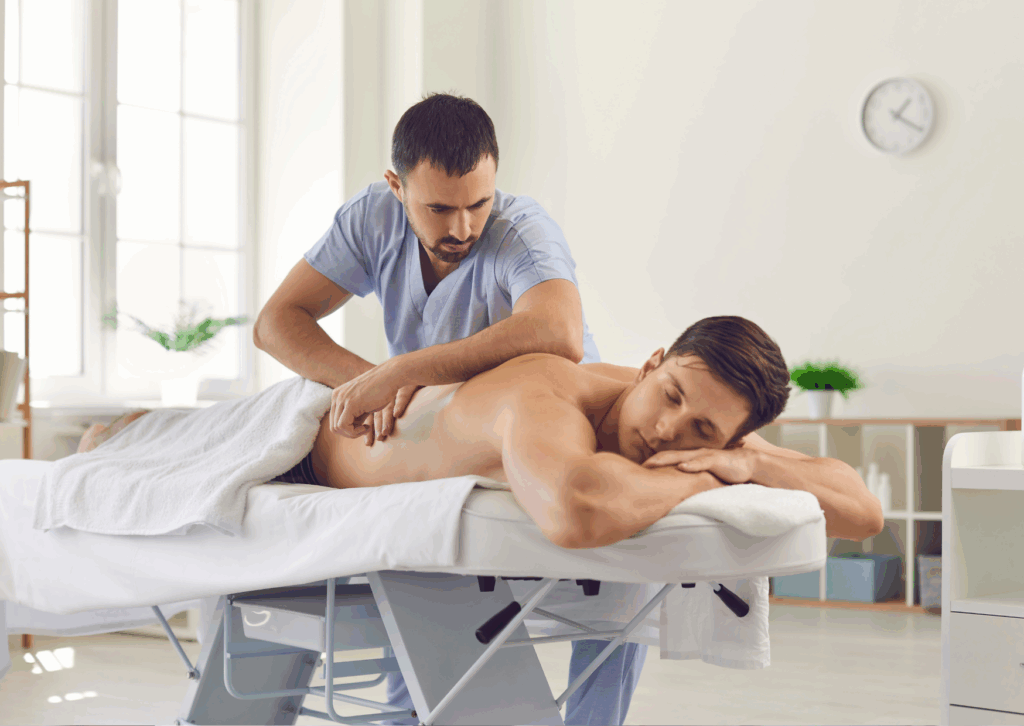 “Fisioterapista esegue un trattamento di massoterapia su un paziente sdraiato in un ambiente clinico moderno presso la fisioClinic del Centro Colombo Genova”