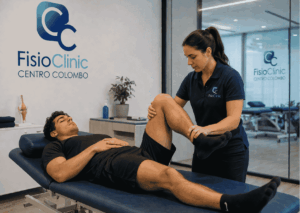 Fisioterapista esegue mobilizzazione passiva del ginocchio su paziente sportivo presso FisioClinic Centro Colombo Genova in ambulatorio fisioterapico professionale