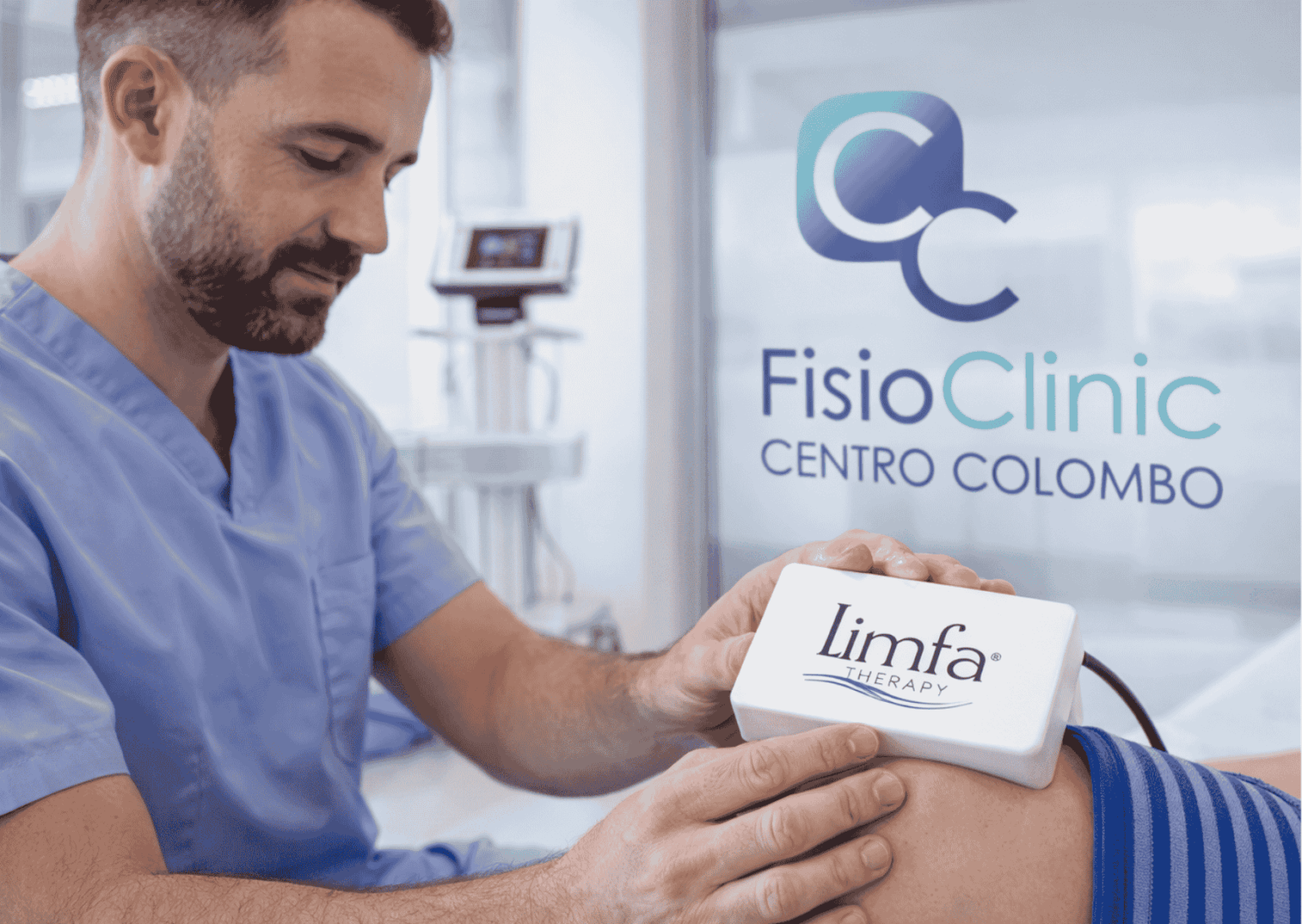 Fisioterapista esegue Limfa Therapy al ginocchio dolorante di un paziente presso FisioClinic Centro Colombo Genova